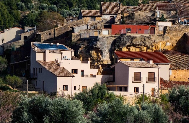 Edificio con Taller y Patio Interior, a los Márgenes de un Acogedor Pueblo