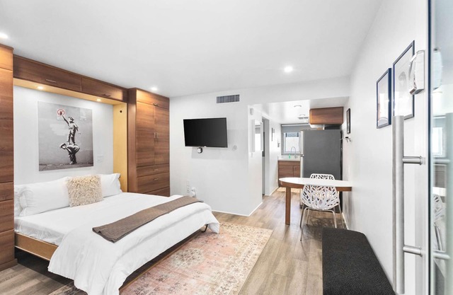 Efficient Living in DTPH - Poolside.