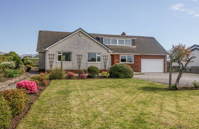 EILDON LODGE, pet friendly, with a garden in Gosforth