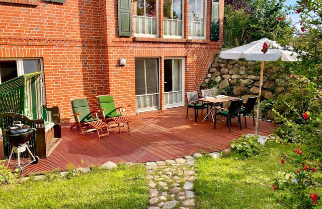 Ein Steinwurf zum Ostseestrand: Ferienwohnung Martha mit Terrasse