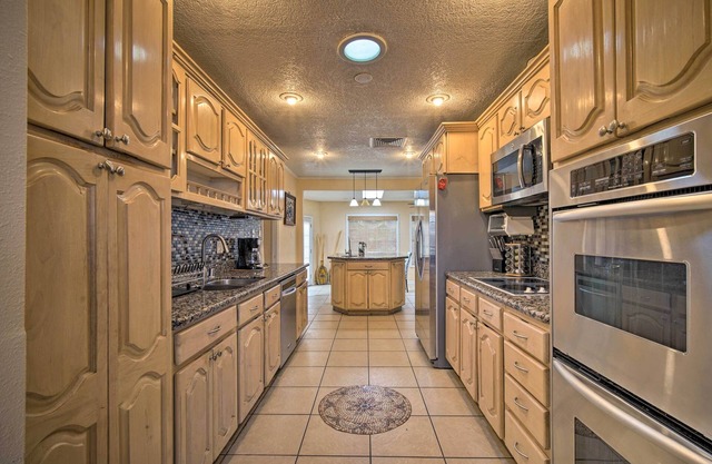 El Paso Home w/BBQ Grill - 4 Mi to Sunland Park!