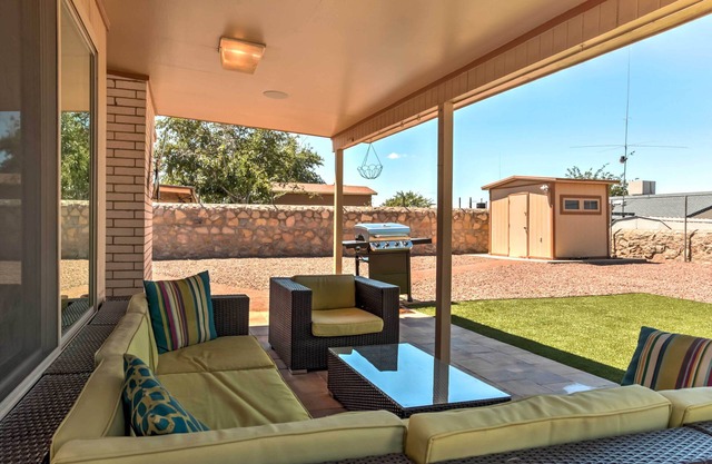 El Paso Smart House: Backyard - 12 Mi to Downtown
