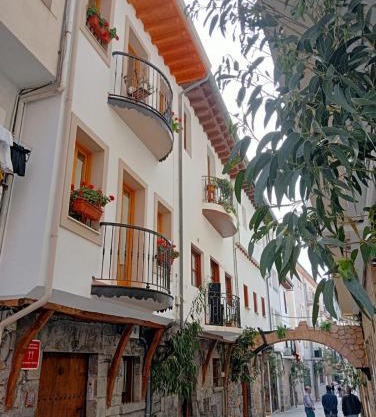 El Patio de Vespasiano-Calera- vistas a la iglesia junto al puerto