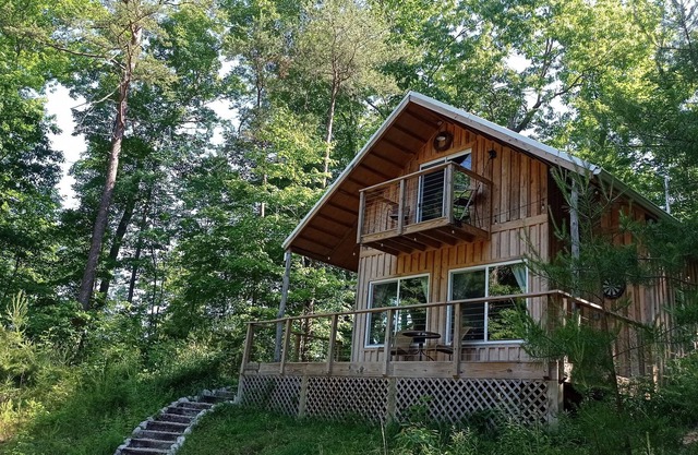 Elderberry Cabin w/ hot tub near Red River Gorge