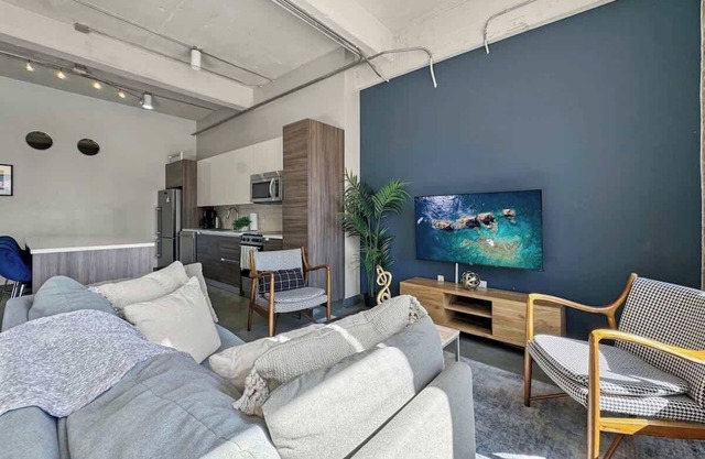 Elegant 1BD | DT Dallas | Sleeps 12 | Free Parking