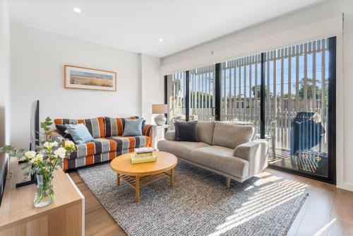 Elegant 2 Bed 2 Bath Apartment at Caulfield Park with Balcony & Parking