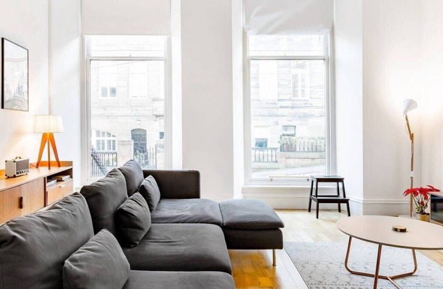 Elegant 2 Bedroom Apartment in West End