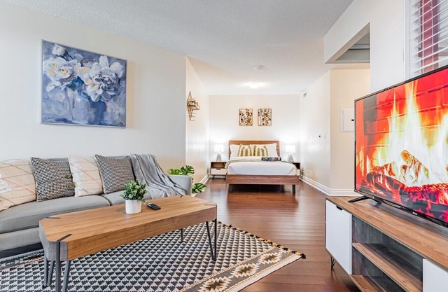 Elegant 2BR Condo, Lake View and Free Parking