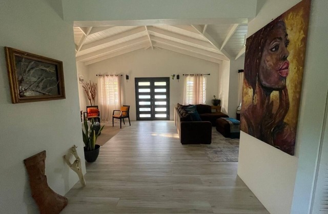 Elegant 3-bedroom House with WiFi and AC near beautiful Dickenson Bay