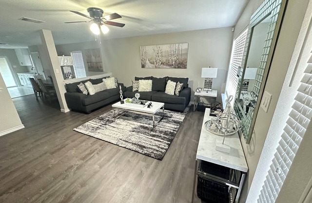 Elegant 3-bedroom house in awesome San Antonio with WiFi and garage for parking.
