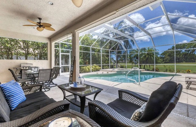🥇 Elegant 3bd home with a very private backyard with a pool (CH948)