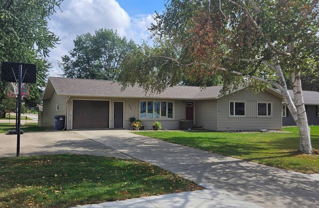 Elegant 5-bedroom house in Sioux Center near Dordt University and downtown.