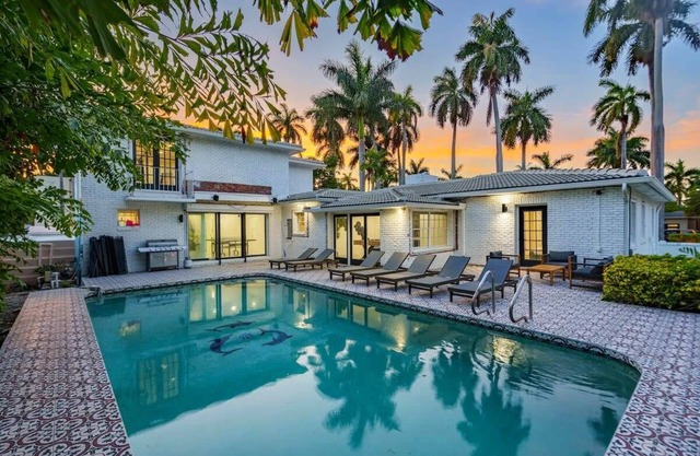 Elegant 7B Pool 15 min walk beach