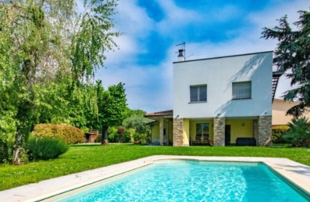 Elegant and modern villa to head to m50 from the lake with garden, private pool.