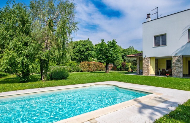 Elegant and modern villa at 50 m from the lake with garden, swimming pool