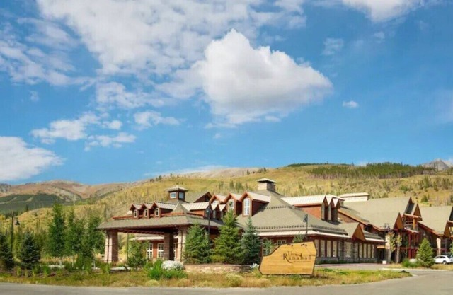 Elegant and spacious one-bedroom villa full kitchen, large hot tubs, and more.