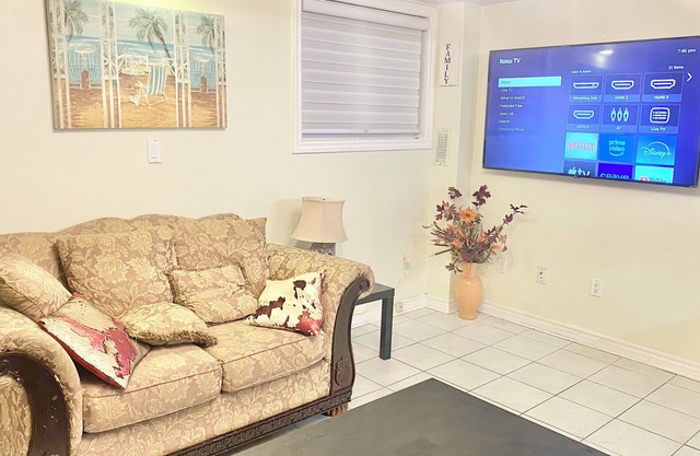 Elegant apartment for a Couple/Business visitors. 1 Bedroom walkout basement.