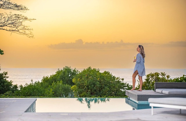 Elegant BeachFront Villa w/4 king beds, gym, pool, breakfast & Housekeeping