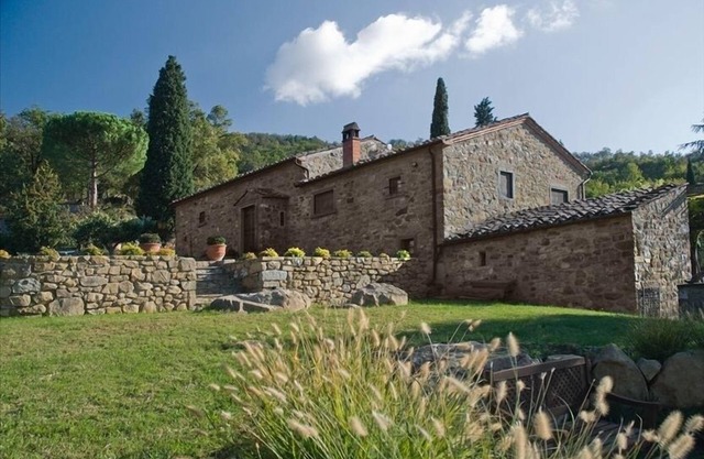 Elegant & Comfortable Tuscany Farmhouse Villa in Cortona Italy