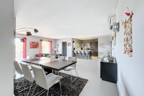 Elegant Design Apt With Balcony And Pool