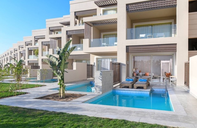 Elegant Executive Stay for Groups | 2 Suites w/Swim-Up Pool Access & Lounge