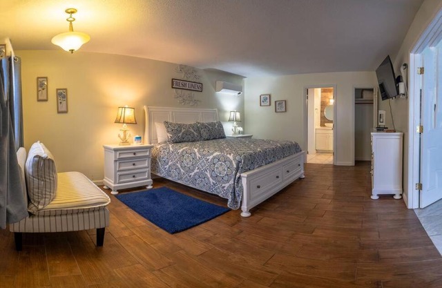 Elegant Jacuzzi Suite