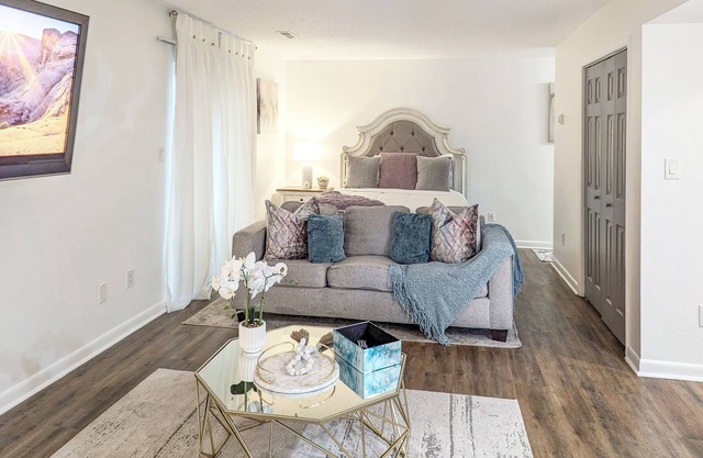 Elegant Oasis Studio Retreat Central Safe Location WiFi, AC,