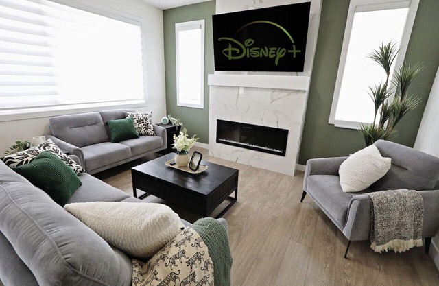 Elegant Retreat w/King Beds|Golf|Disney+|Near WEM