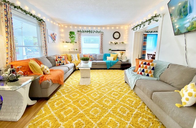 ELEGANT, SPACIOUS FAMILY HOME - 1/2 MILE FROM WESLEY HOSPITAL - 11 BEDS