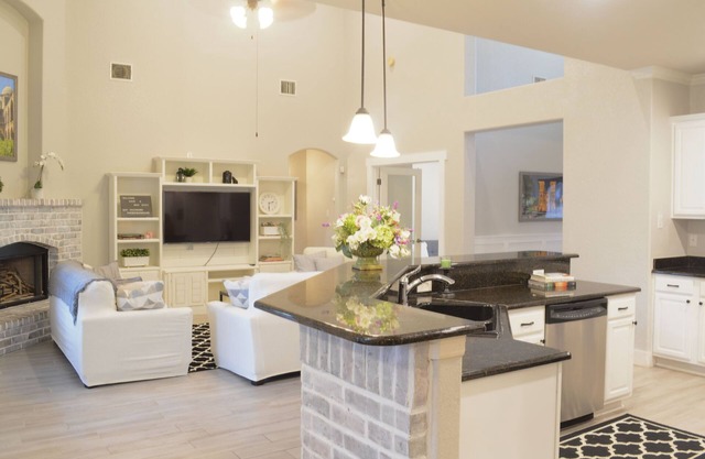 Elegant Spacious Home -Social Distance Sleeps 16+