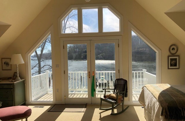 Elegant waterfront cottage and guest house, garden setting, clubhouse and beach