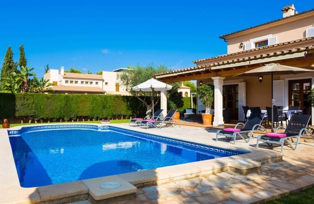 Elegant, well-kept and appealing city villa.