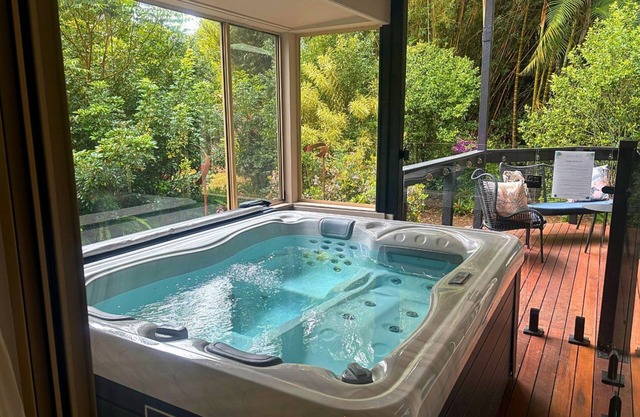 Elevata Tropical Villa - Luxe Spa Jacuzzi - Wood Fire - Claw Bath - Pet Friendly