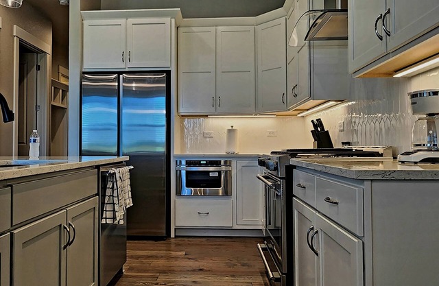 Elevated Elegance -> 1st-floor Master -> Super Hosts with Rave Reviews!