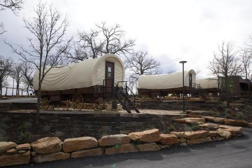 Elevated West Wagon Stay - Spacious Cozy and Charming