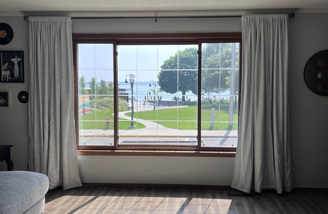 Elly's Downtown Lakeview Loft