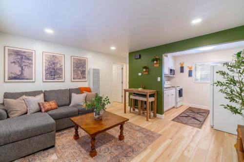 Emerald Escape - UNR & Pet Friendly