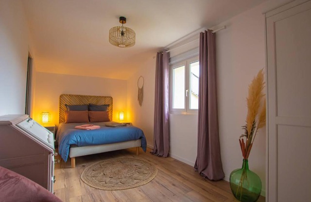 Emilie une nuit - 3 chambres au 2e étage - maison avec chats