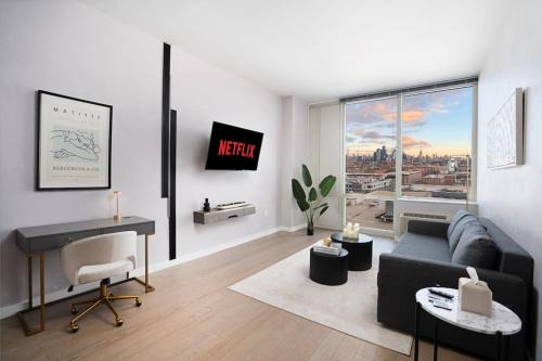 Empire State View - Luxury Apt with Pool - Shuttle to NYC