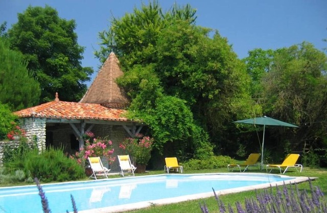 Enchanting setting, large swimming pool and spa. King size beds