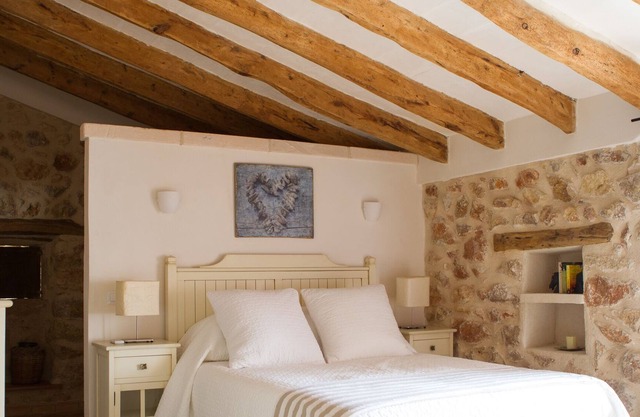 Enchanting stone cottage, with use of pool (UP TO 2 GUEST)