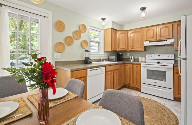 End Unit Townhome with in No VA, 40 Mins to DC, Pets OK