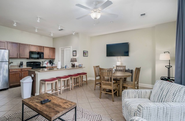 End Zone: Walk to Bryant-Denny! 2BR/2BA Condo with Rooftop Patio