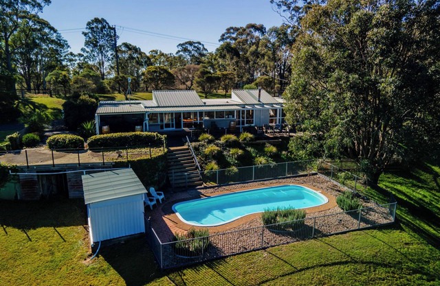Englewood Ridge, country house in the vines on 25 acres. Pet Friendly
