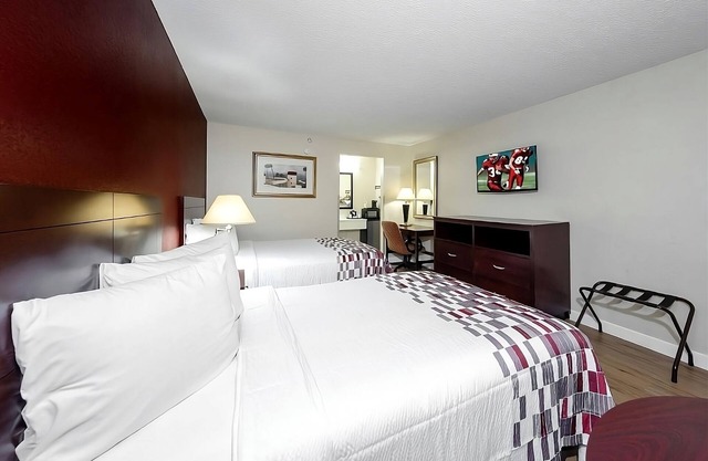 Enjoy a Hassle-Free and Suiting Stay! Pet-friendly, Outdoor Pool, Free Parking!