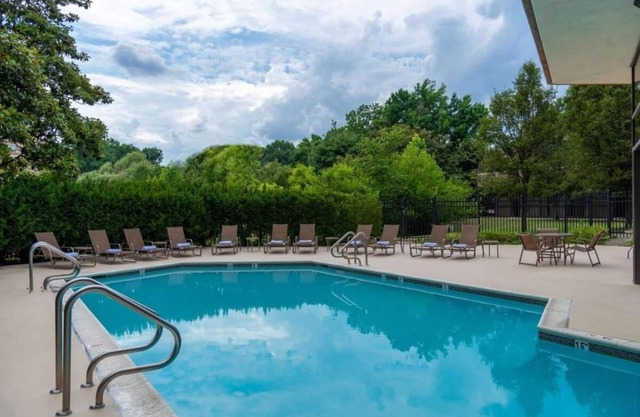 Enjoy a Hassle-Free and Suiting Stay! 3 Convenient Units, Onsite Pool, Parking!