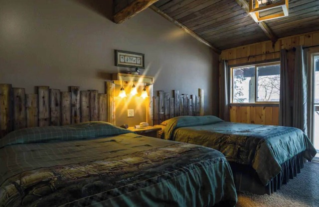 Enjoy a quiet stay on the lake in Room 19 - The Wood Duck Room - Curriers Lakeview