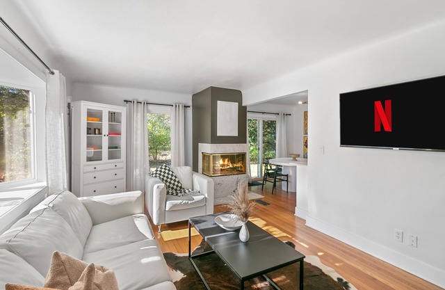 Enjoy a stay at this cozy lower flat in Oak Park Michigan