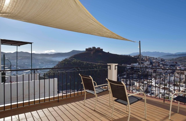 Enjoy amazing views from this 3 Bdr Top floor Apartment