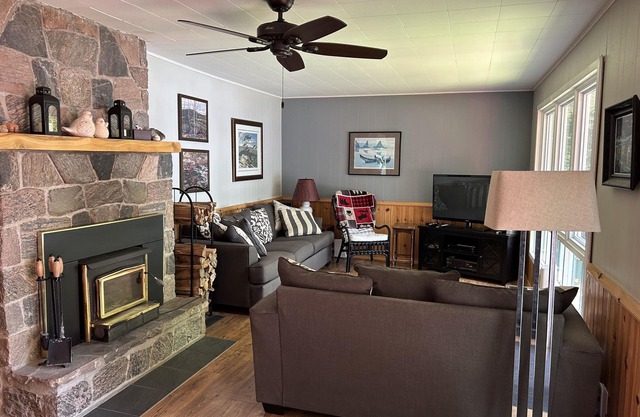 Enjoy an escape in an all season cottage on Lake Kamaniskeg in Barry's Bay